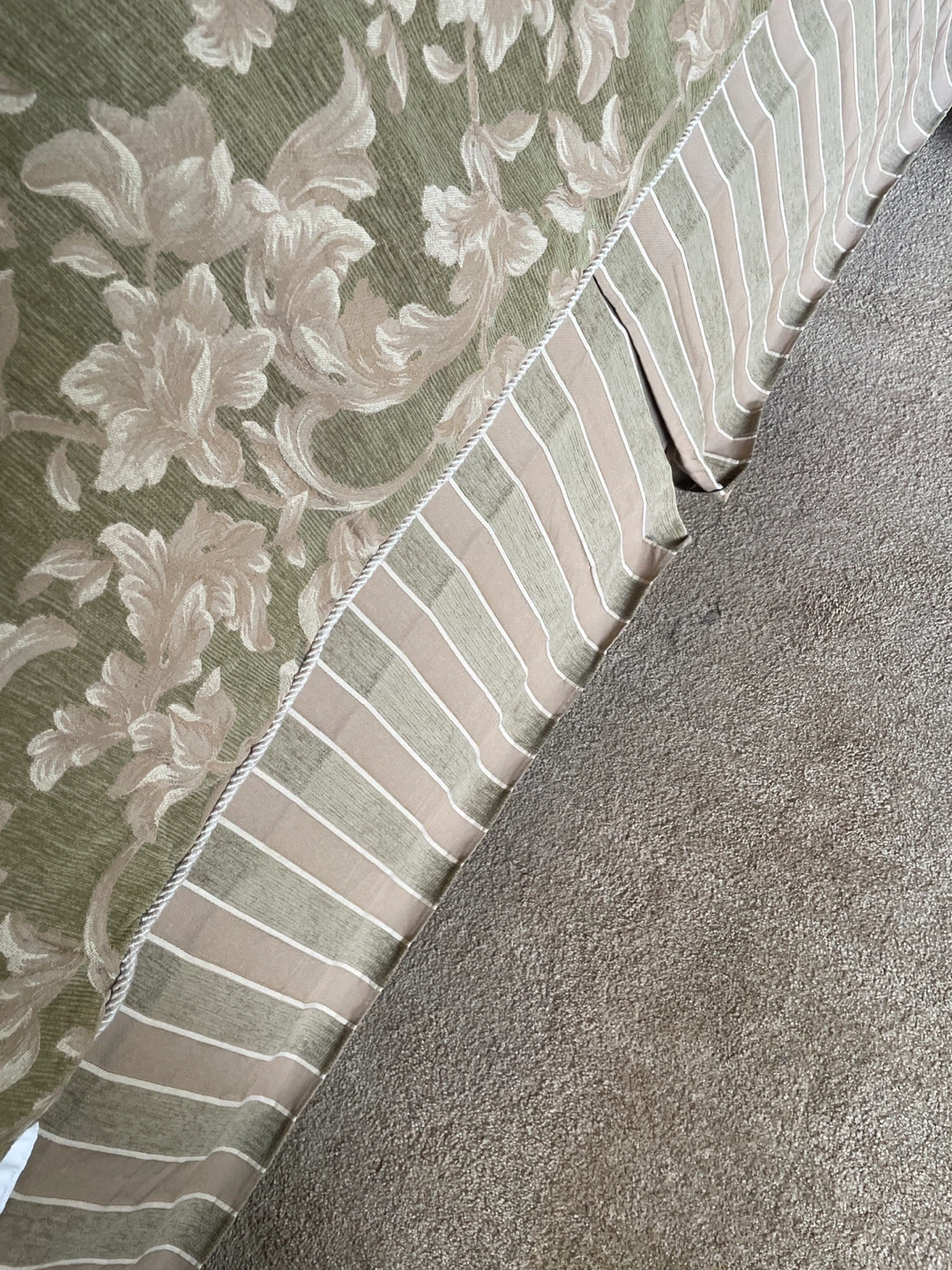 King comforter with a vent pillows and matching vanity chair - photo 5