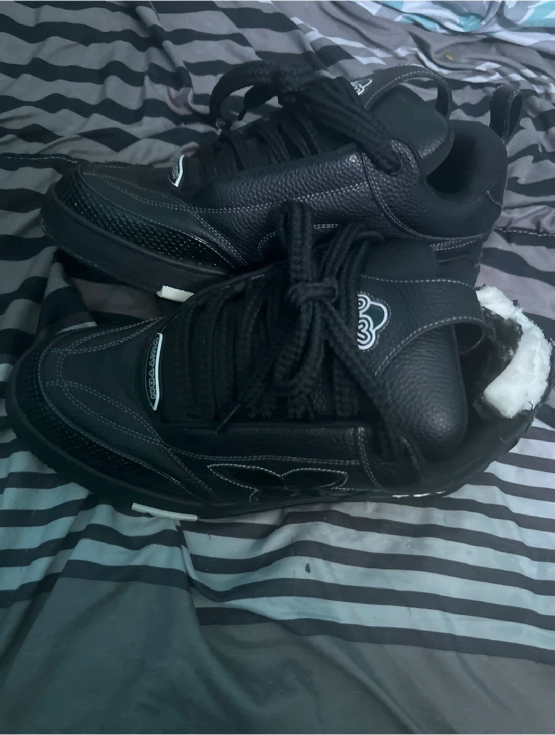 Damages Louis Vuitton Black Sneakers