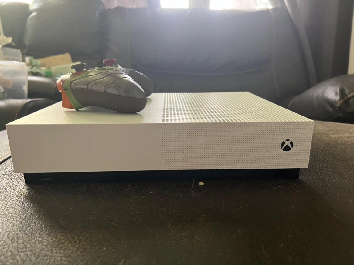 Xbox One S with Doom Dark Ages Limited Edition controller - photo 2