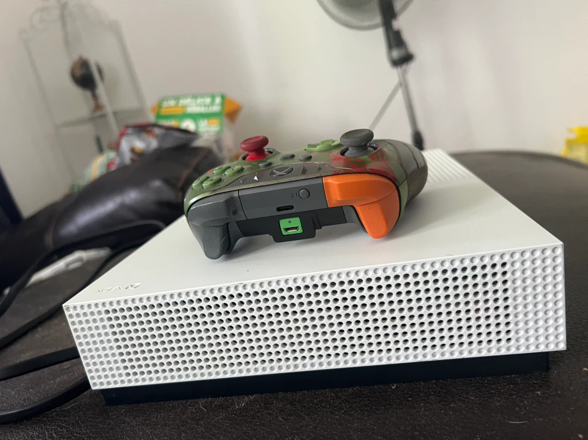 Xbox One S with Doom Dark Ages Limited Edition controller - photo 3