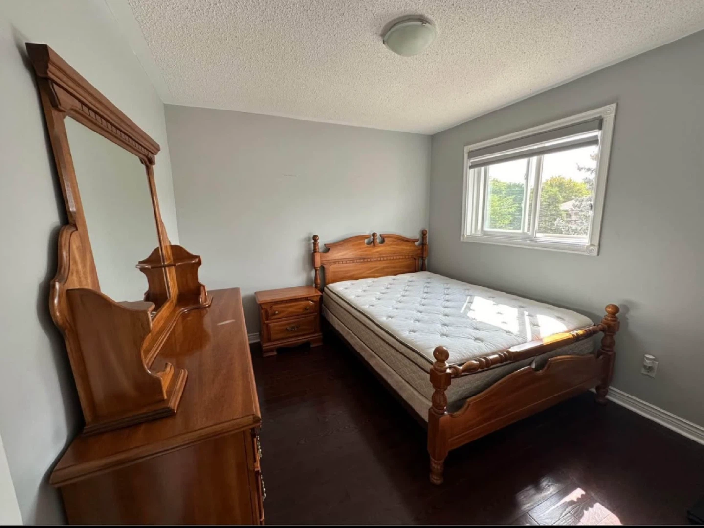 Wooden queen size bedset