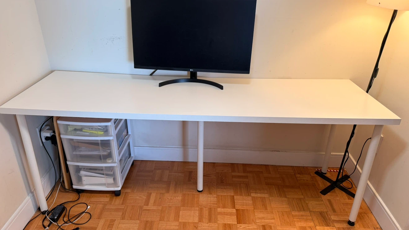 Ikea white desk with 5 legs