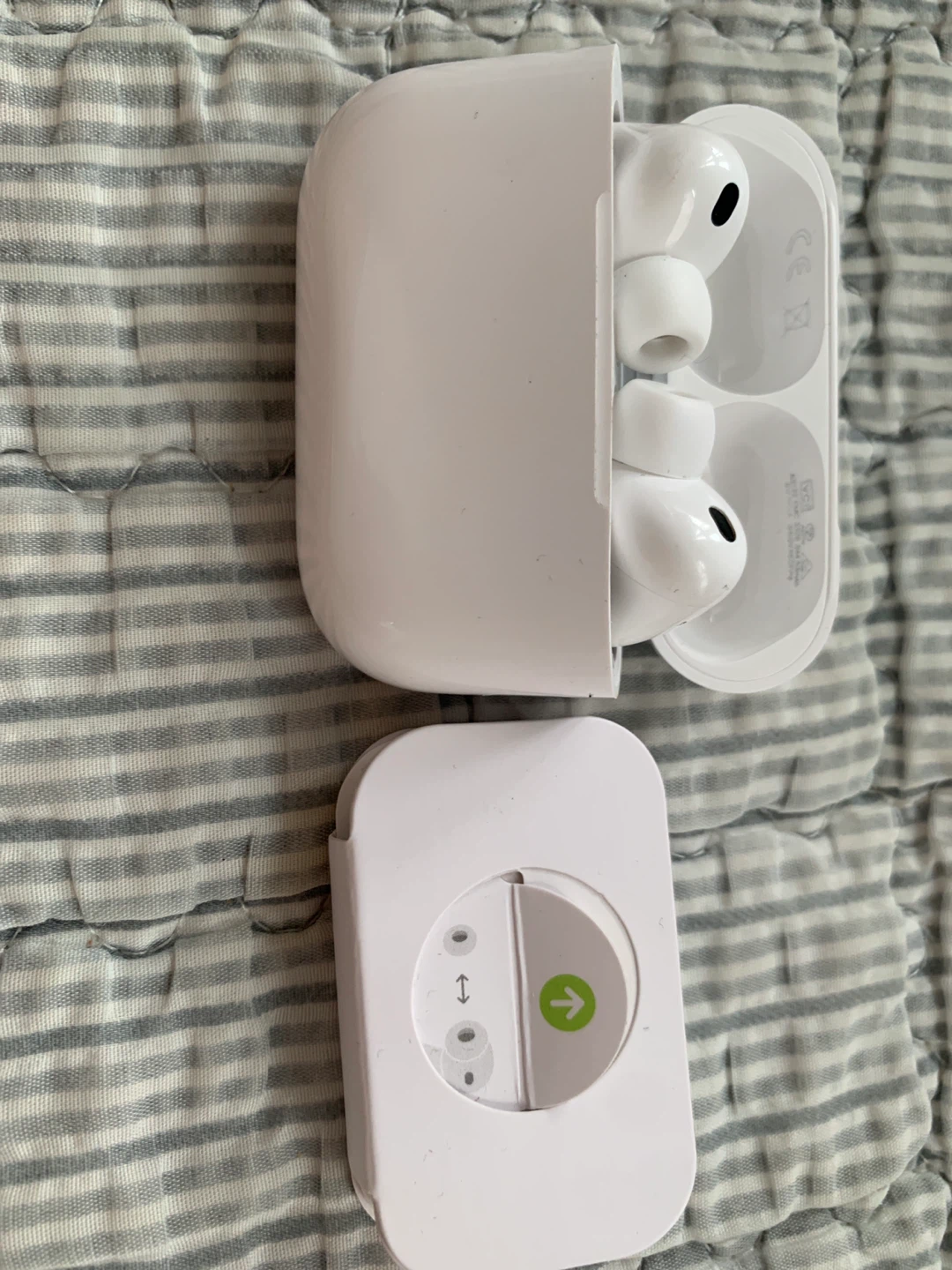 Apple AirPods Pro (3rd Generation) with Charging C ase - photo 3