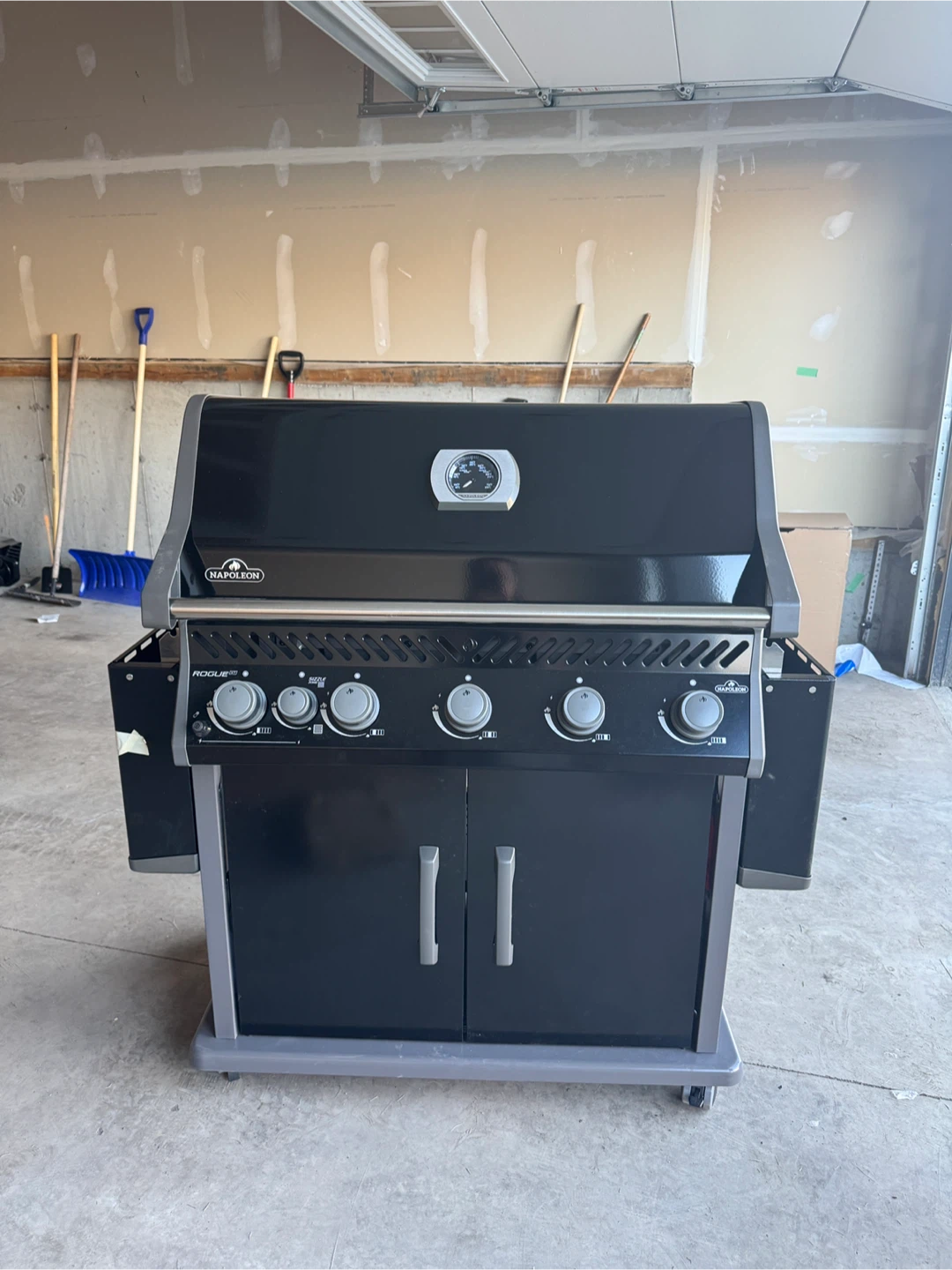 Napoleon Rogue XT 625 5+ Burner Natural Gas BBQ - photo 3