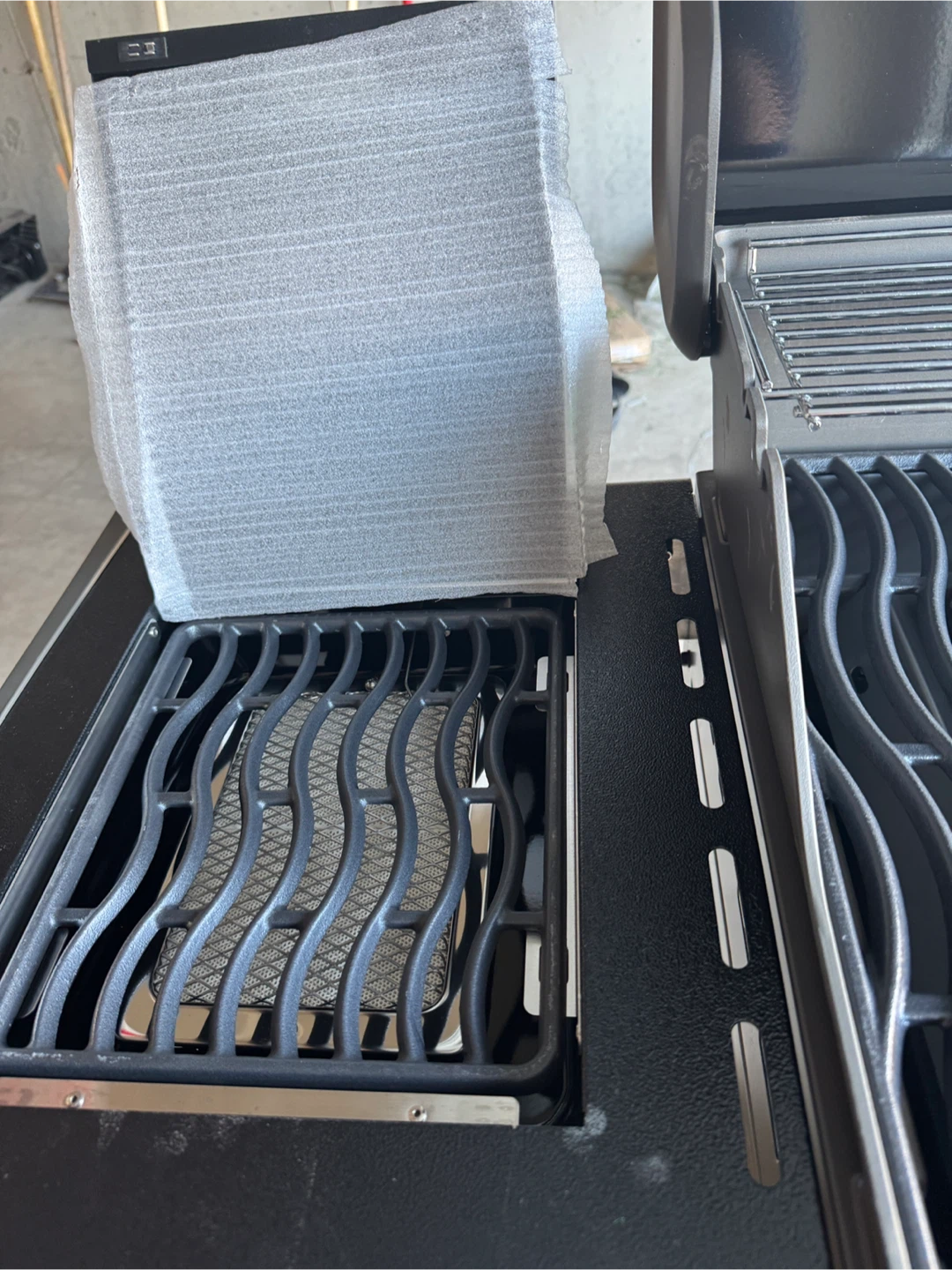 Napoleon Rogue XT 625 5+ Burner Natural Gas BBQ - photo 4