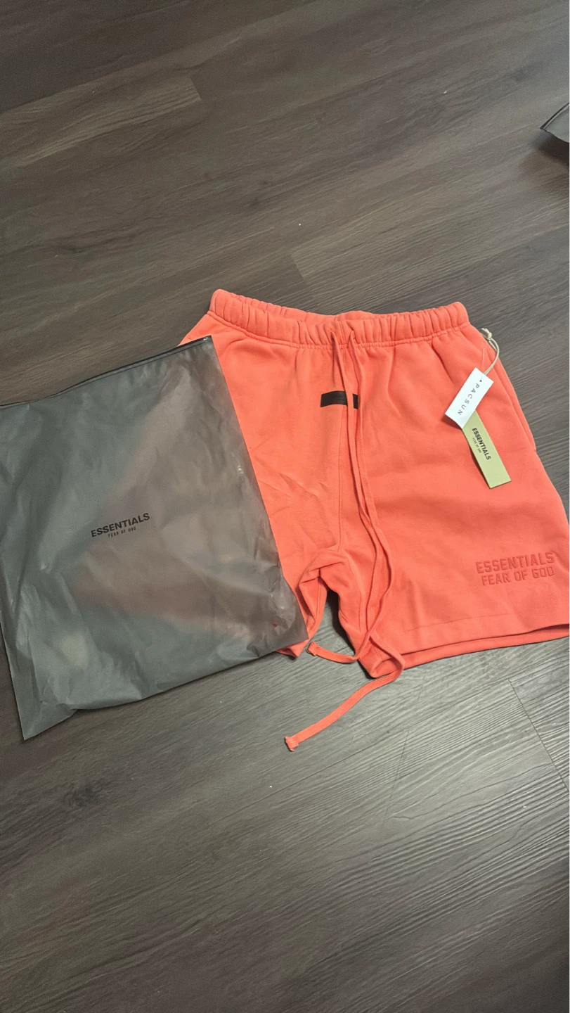 Essential Shorts - Size M