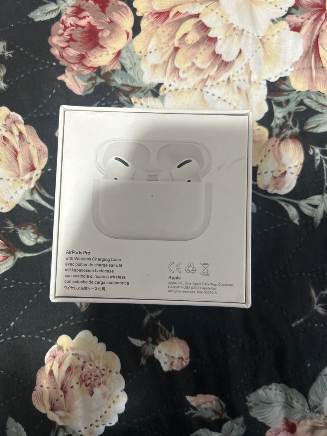 Apple AirPods Pro with Wireless Charging Case - photo 3