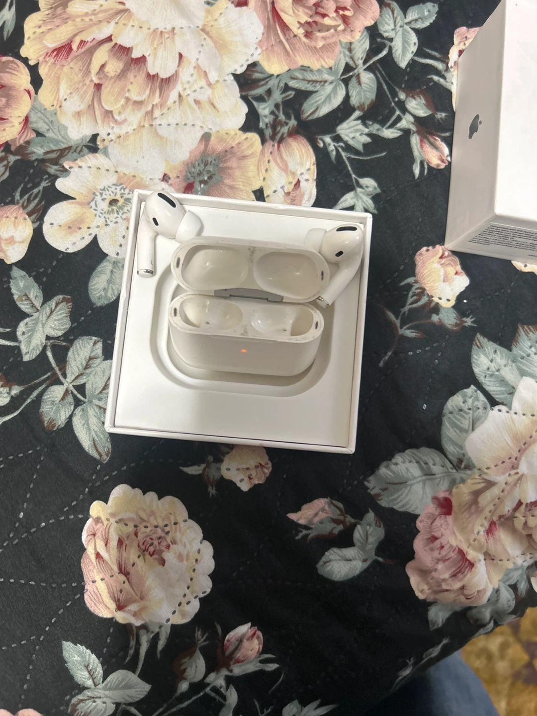 Apple AirPods Pro with Wireless Charging Case - photo 5
