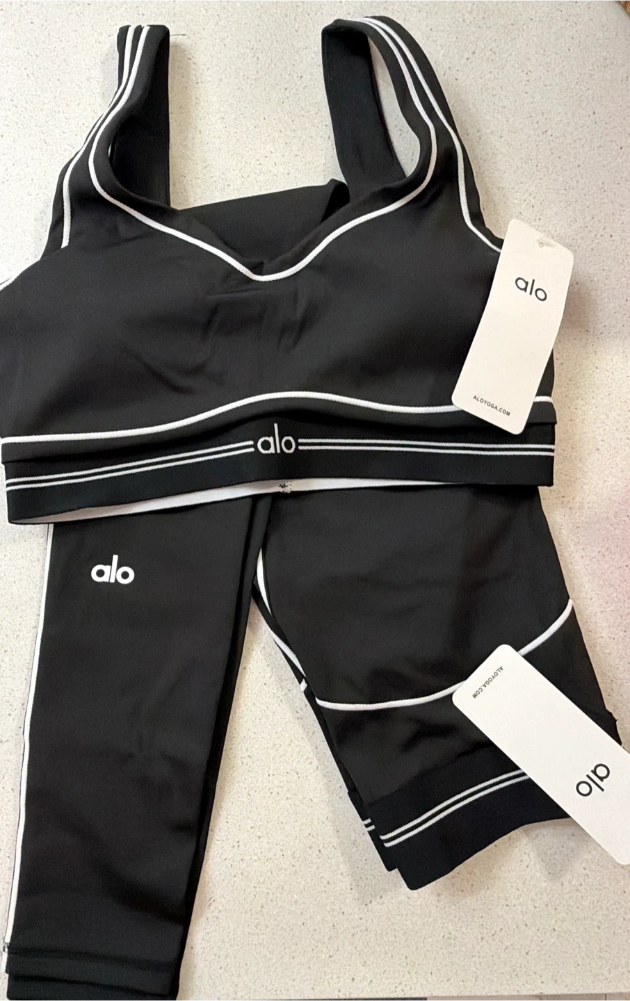 Alo Yoga Sports Bra and Leggings Set - photo 2