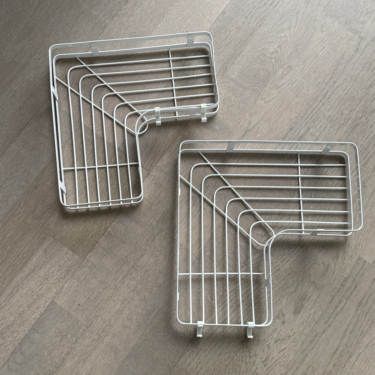 Set of 2 White Metal Corner Shelves