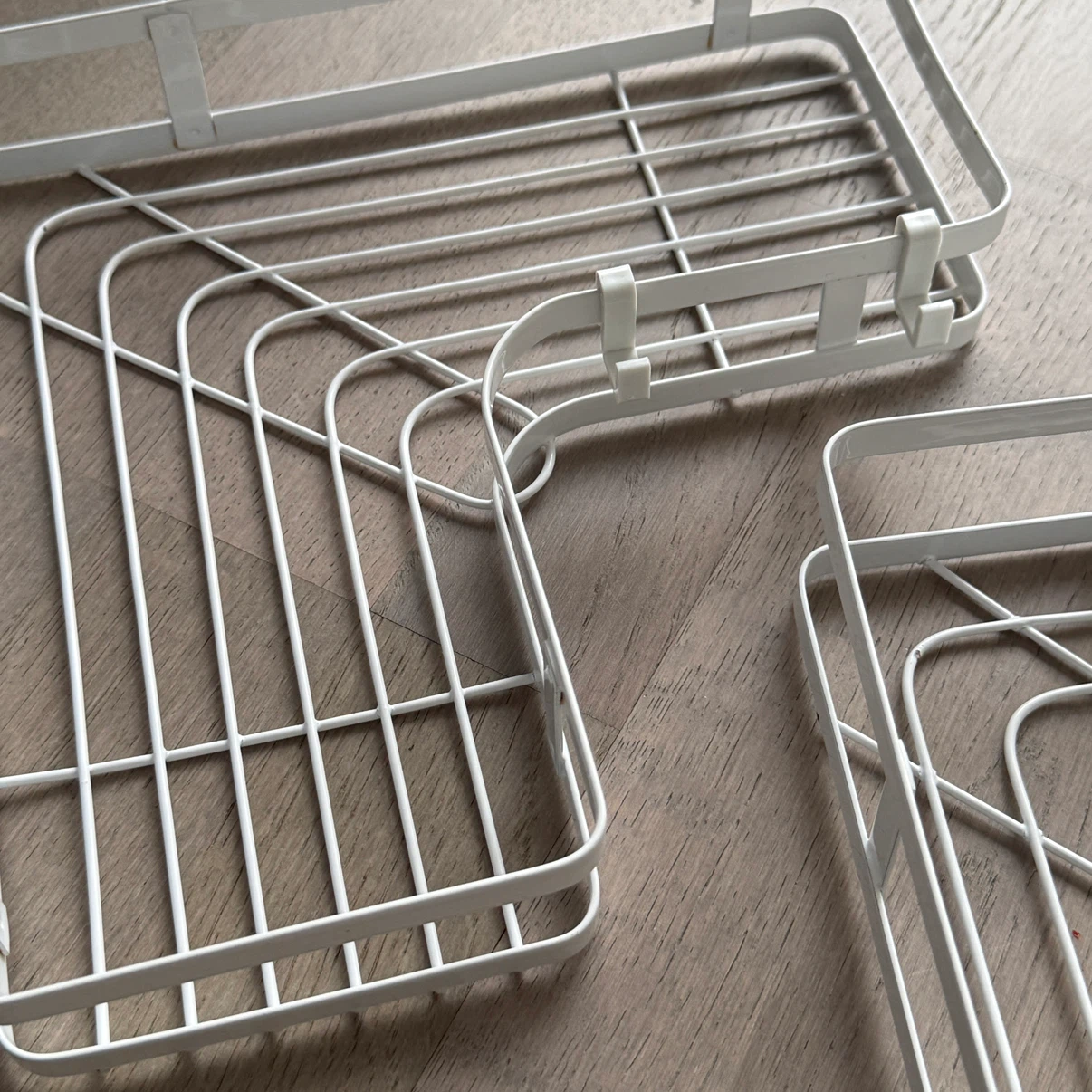 Set of 2 White Metal Corner Shelves - photo 2
