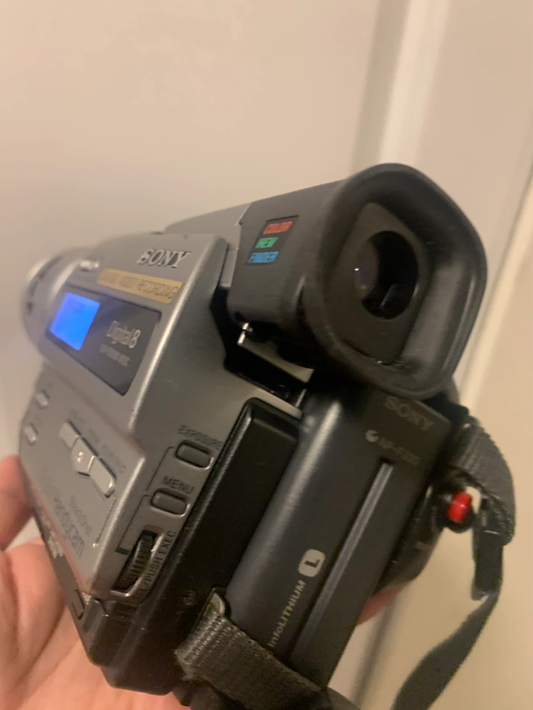 Sony Digital 8 Handycam DCR-TR7000 Camcorder - photo 3