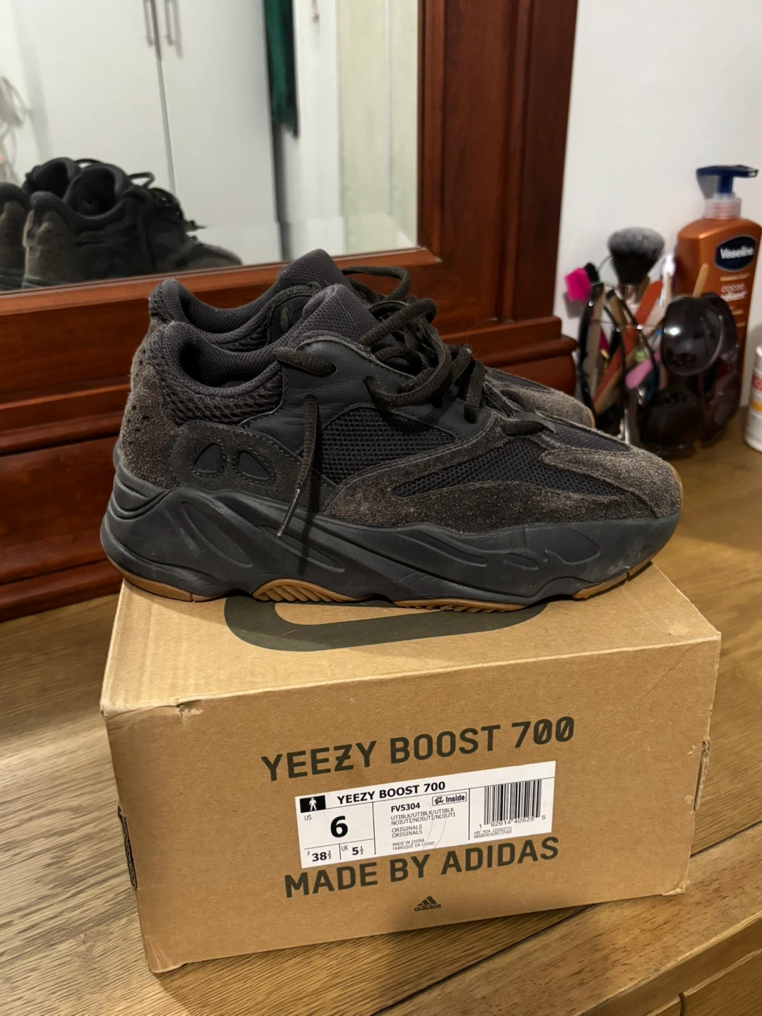 Adidas Yeezy Boost 700