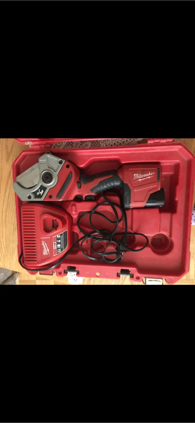 Milwaukee M12 Plastic Pipe Shear Kit 2470-21 - photo 3