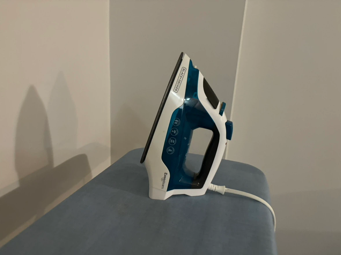 Black & Decker Steam Iron and Ironing Board Set - photo 2