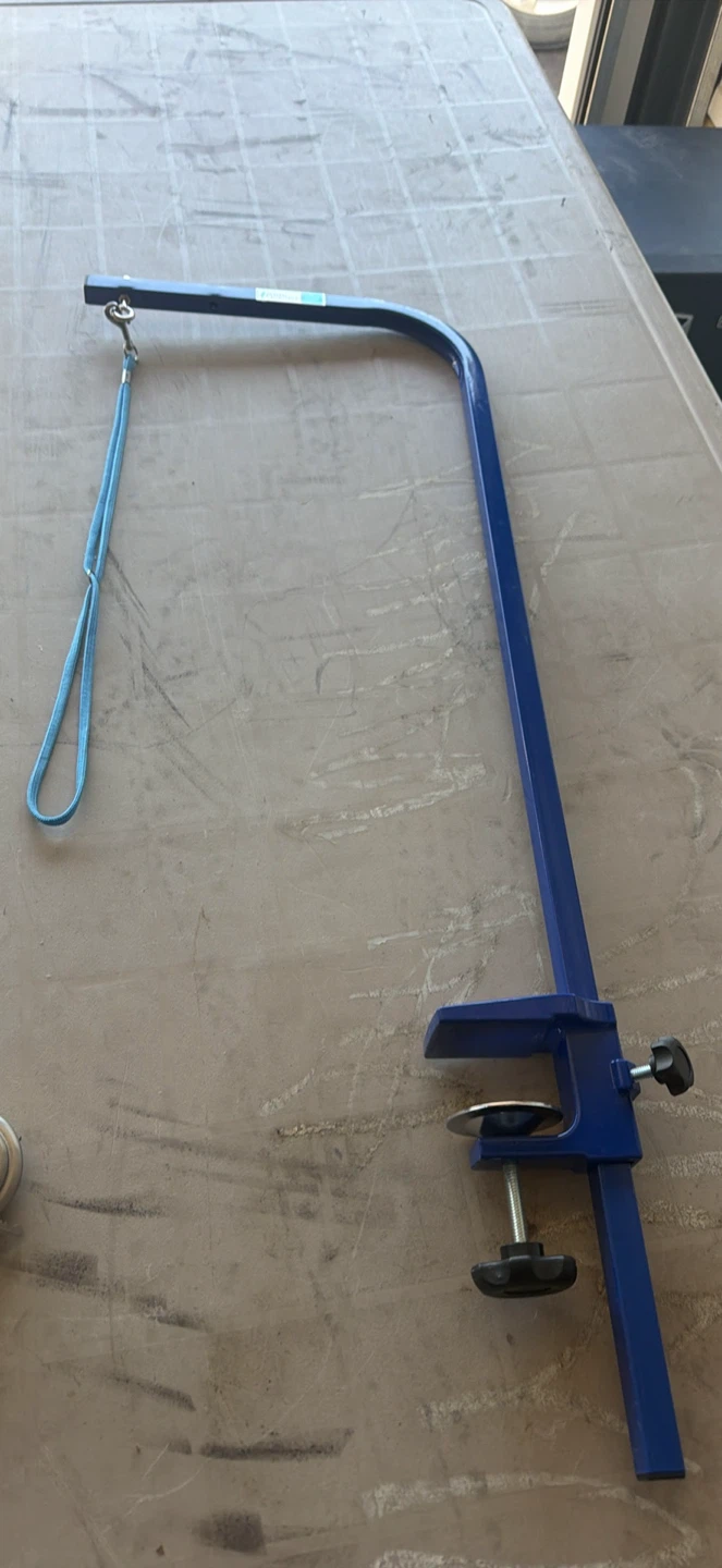 Blue grooming arm with leash clamp