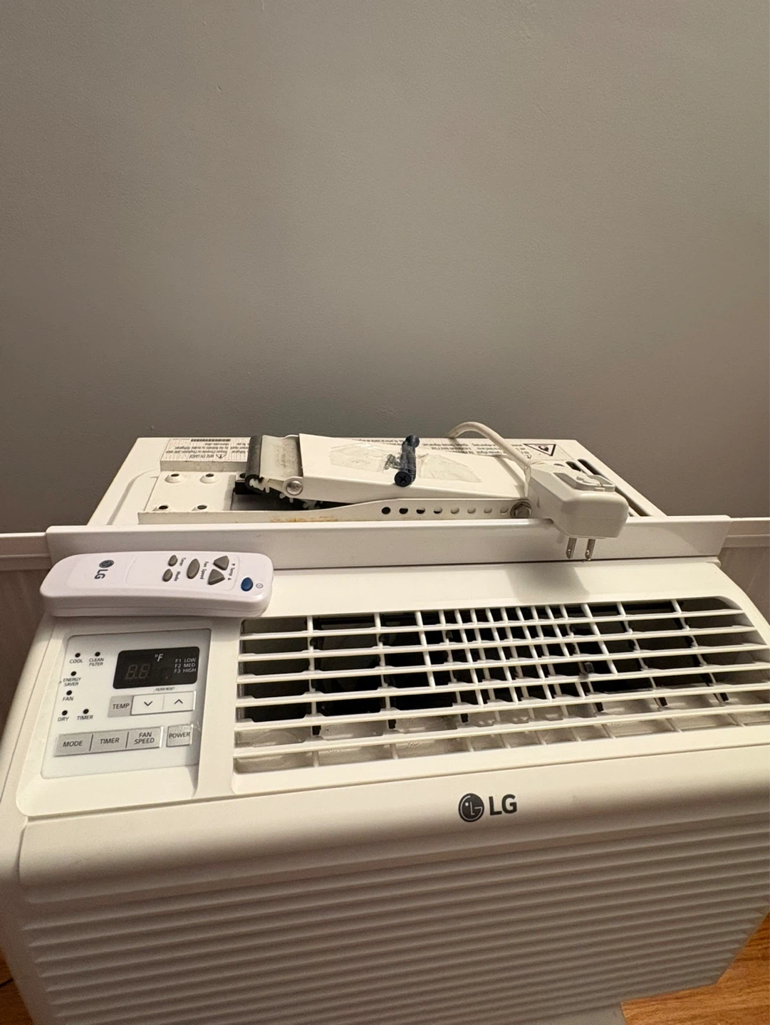 LG Window Air Conditioner with Remote - photo 2