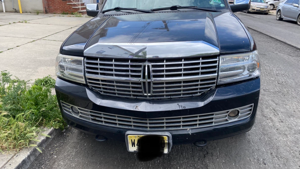 Black Lincoln Navigator L