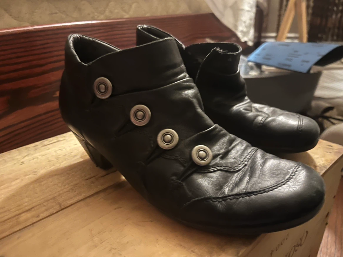 R&D Black Leather Ankle Boots with Buttons - photo 3