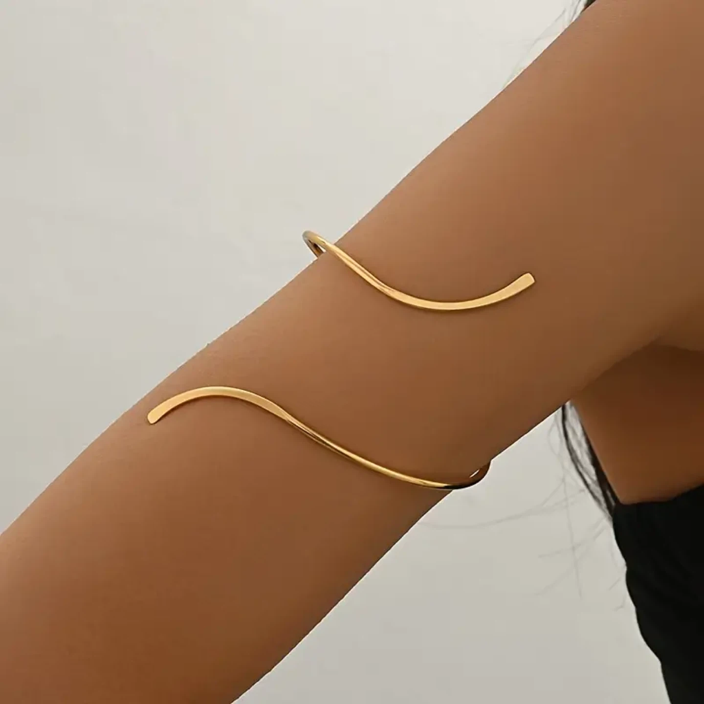 Adjustable spiral metal bracelet