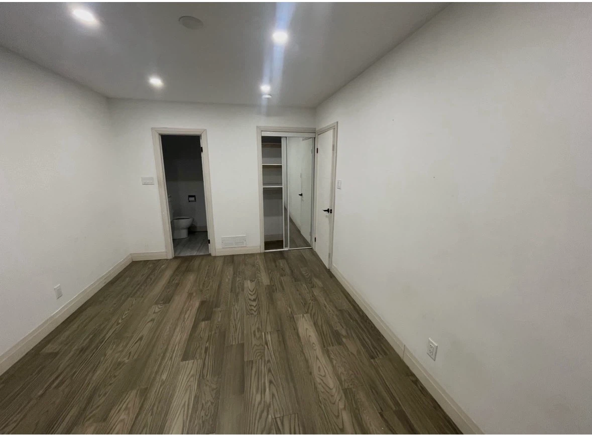 Master bedroom with attached bathroom in Scarborough - photo 2
