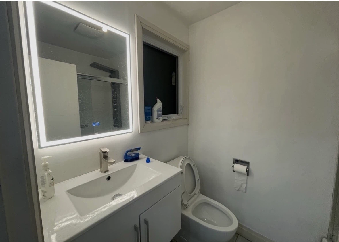 Master bedroom with attached bathroom in Scarborough - photo 3