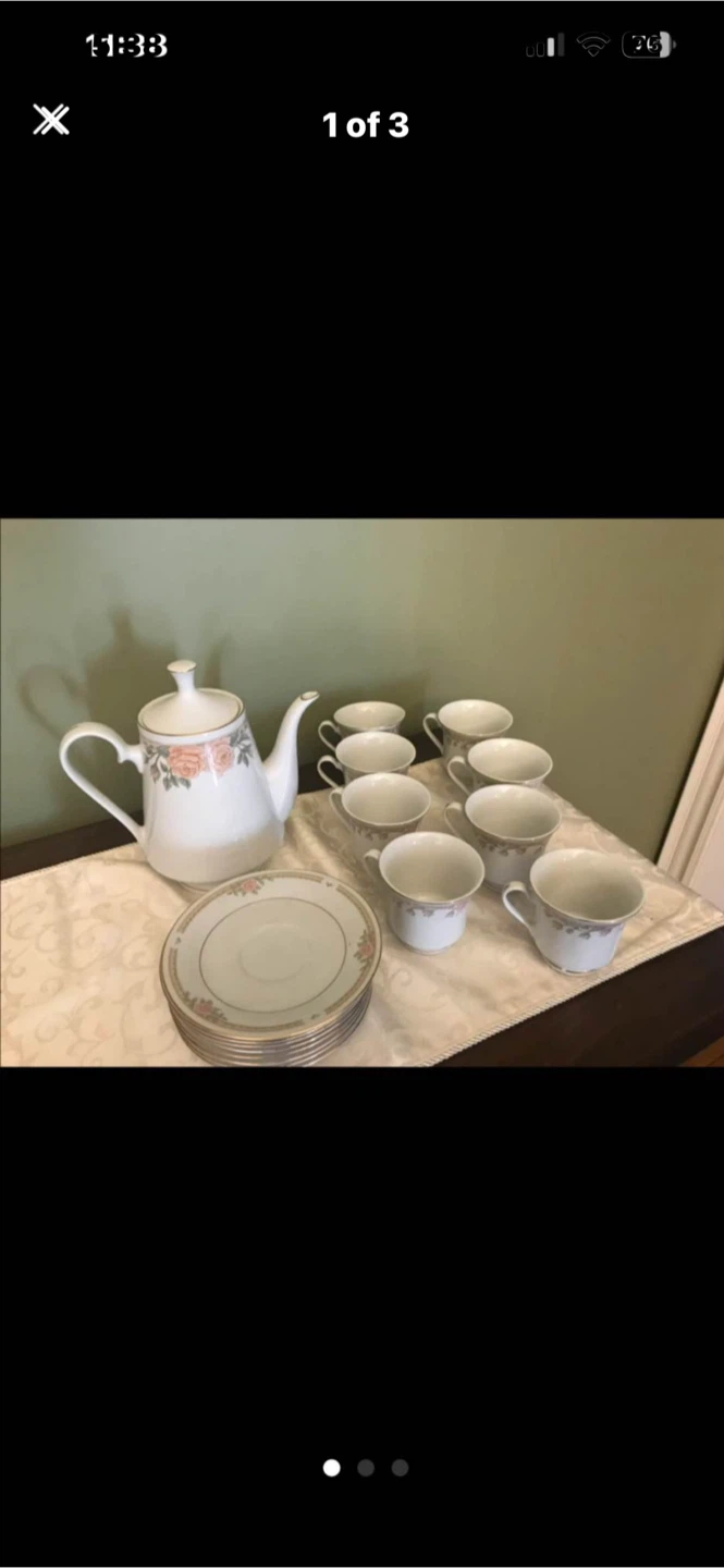 Lynne Tea Set with Teapot, Cups and Saucers