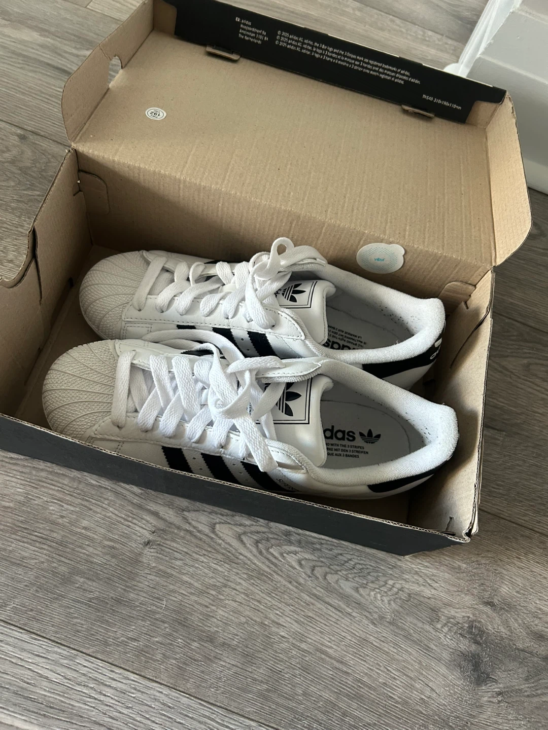 Adidas Superstar Shoes 8.5 women’s - photo 5