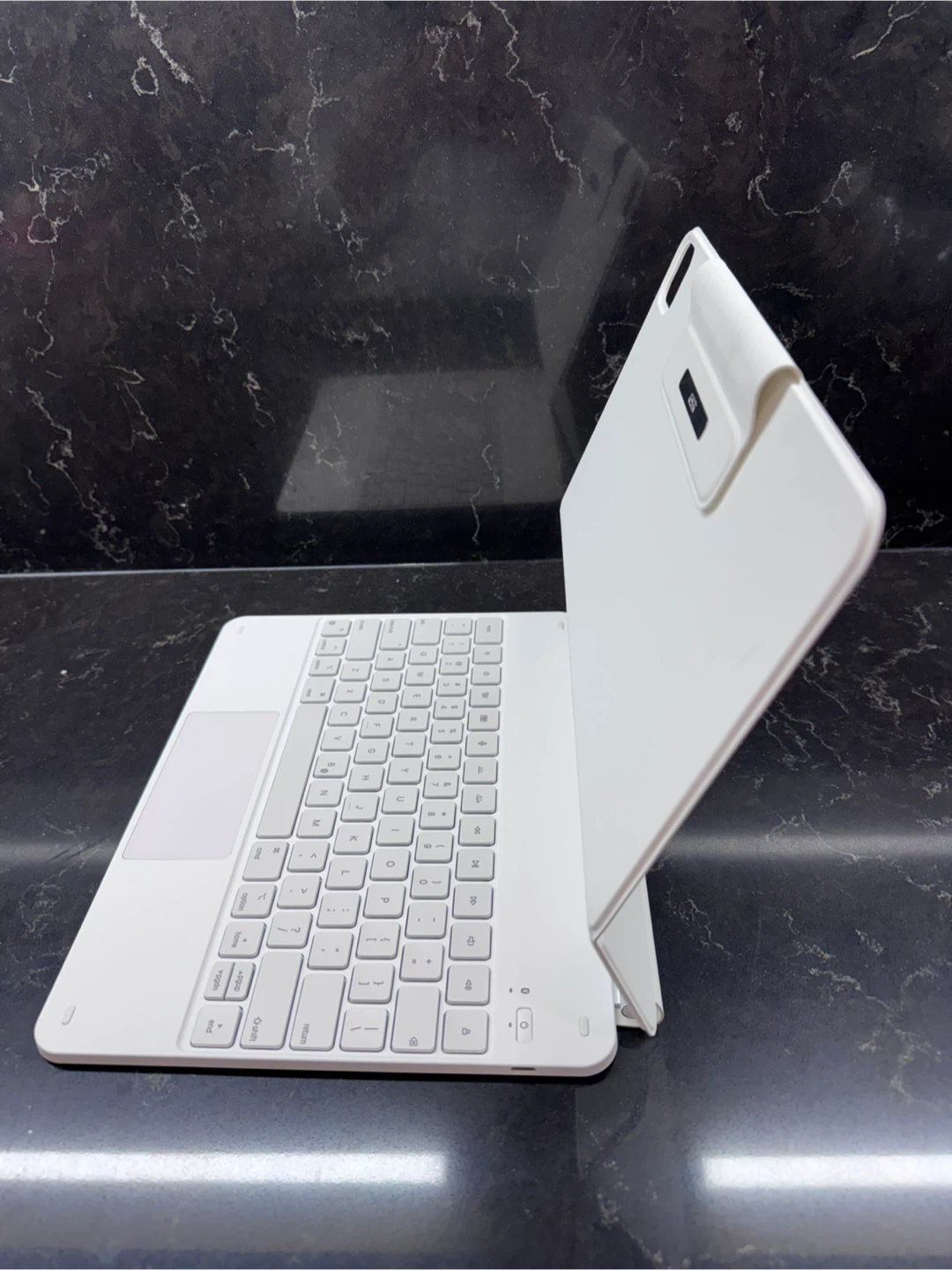 ESR White Keyboard Case with Trackpad for iPad Pro 11-inch - photo 2