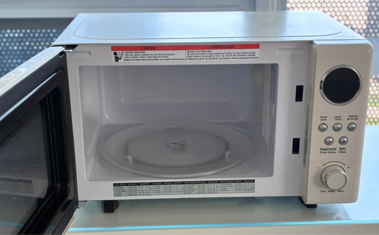 Insignia Retro Compact Microwave 0.7 Cu Ft (Cream) - photo 2
