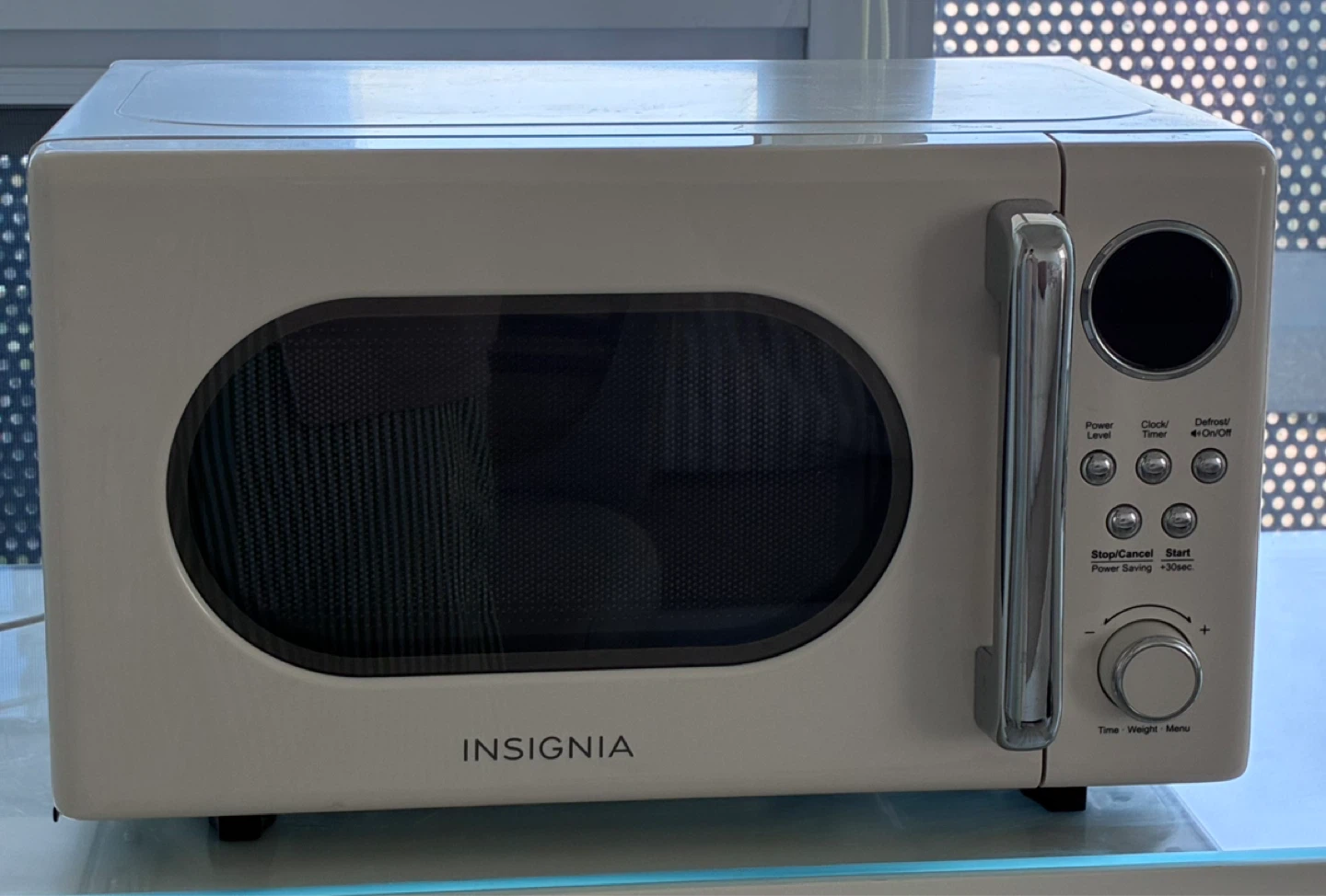 Insignia Retro Compact Microwave 0.7 Cu Ft (Cream)