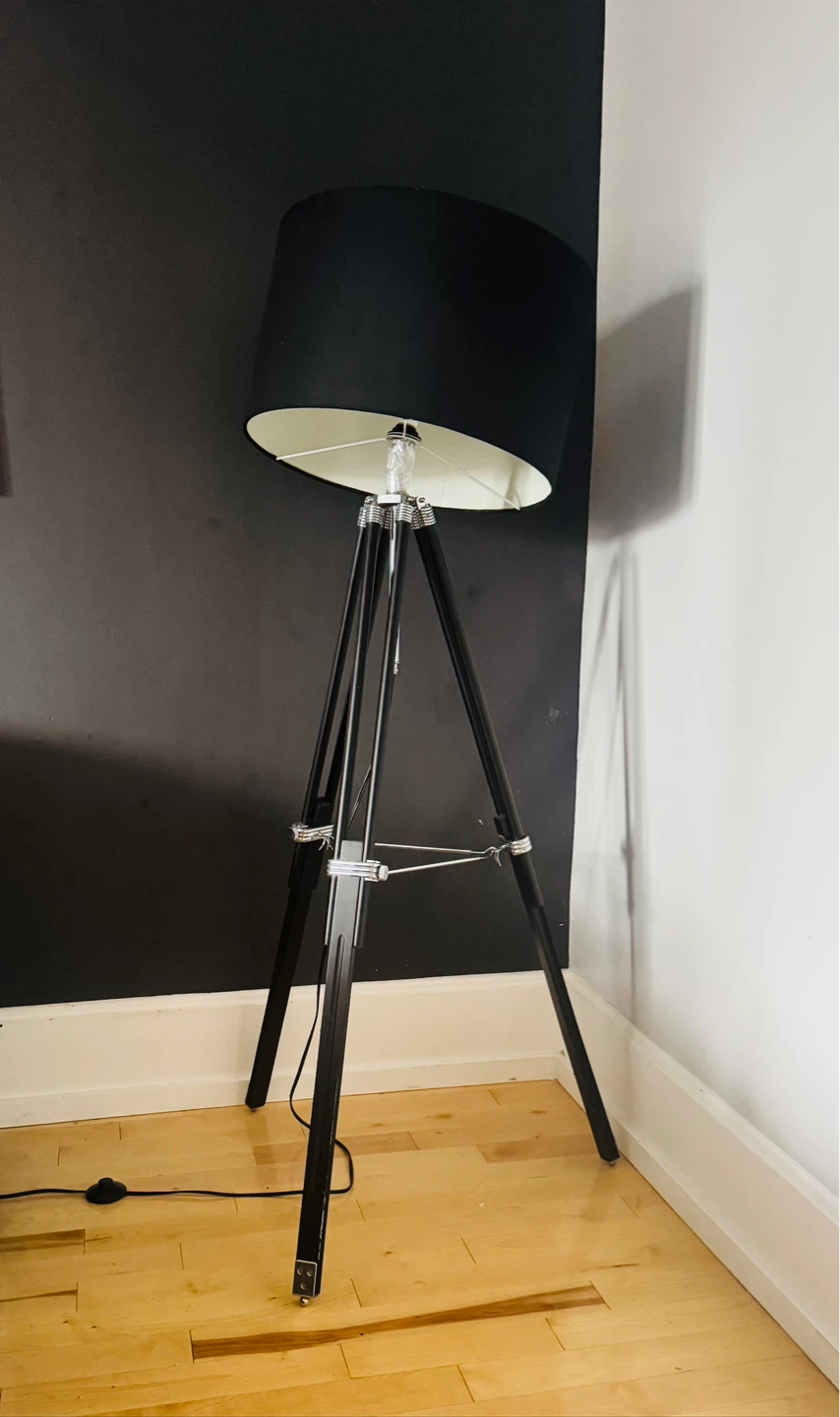 Lampe sur pied trépied noire