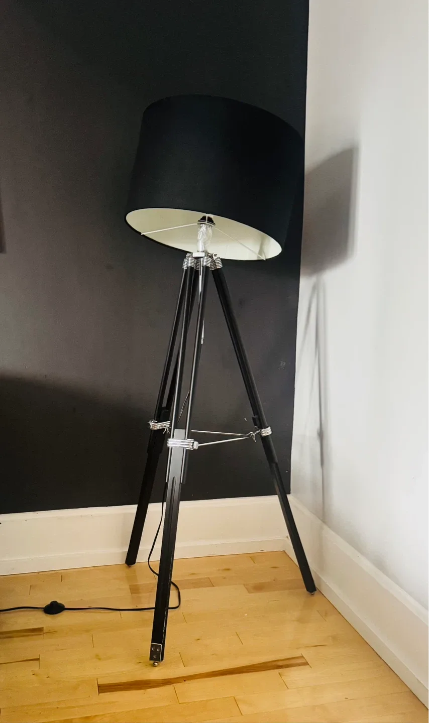 Lampe sur pied trépied noire