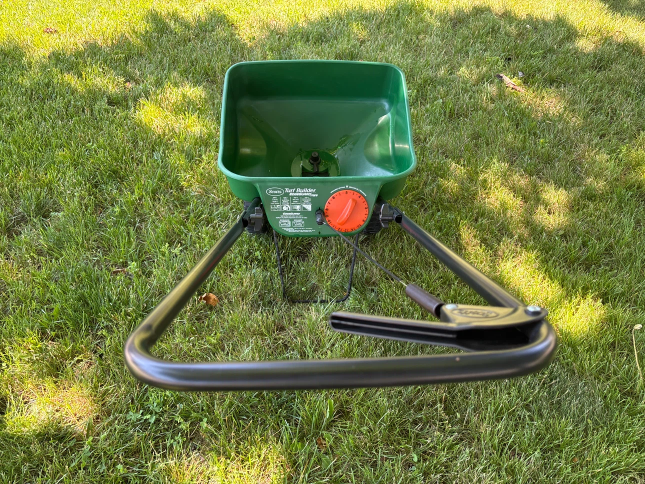 Scotts Turf Builder Edgeguard Mini Spreader - photo 2