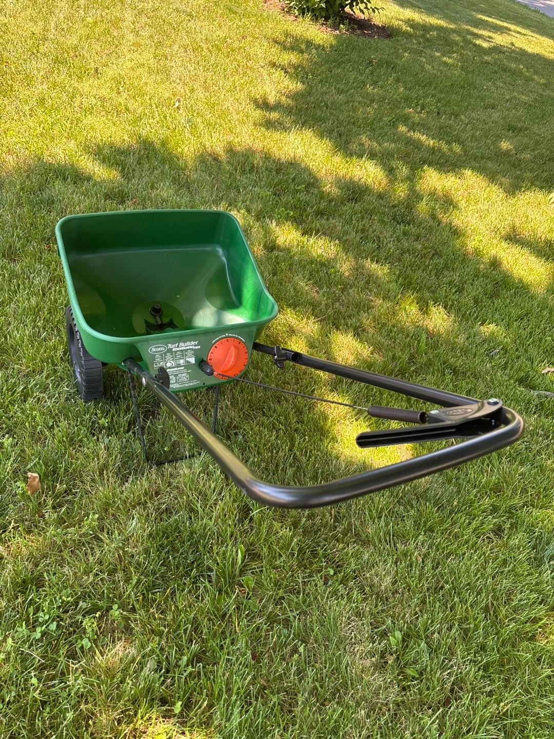 Scotts Turf Builder Edgeguard Mini Spreader - photo 4