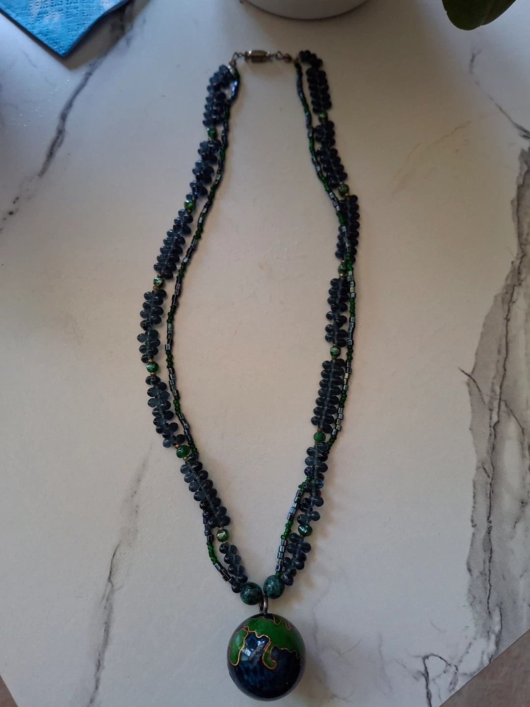 Beaded necklace with cloisonné pendant - photo 5