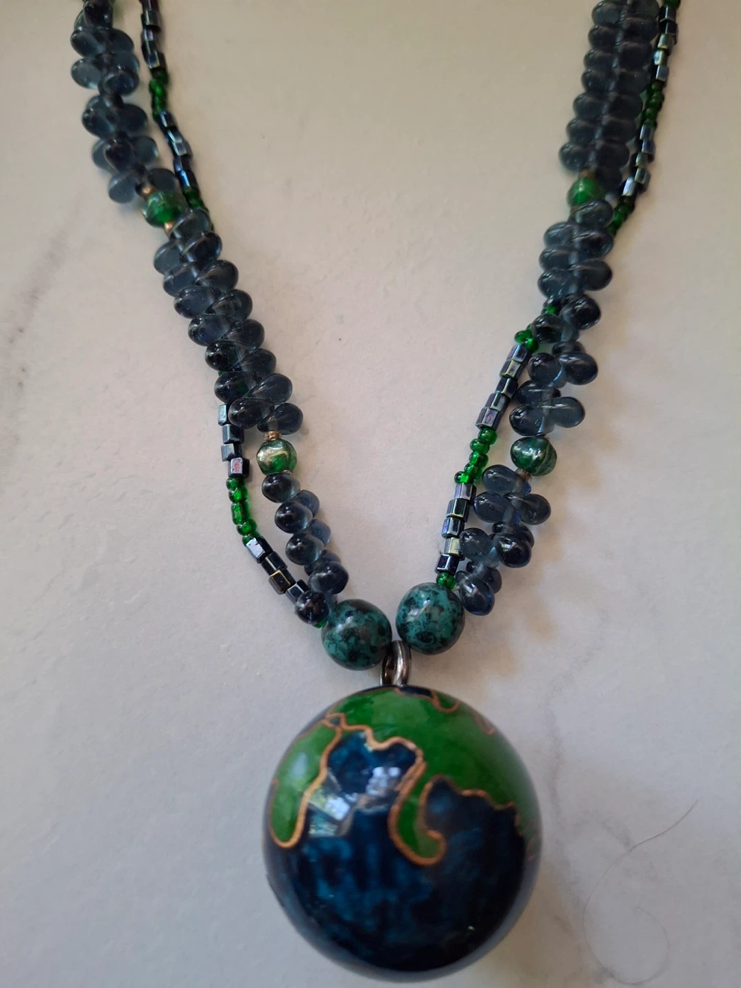 Beaded necklace with cloisonné pendant - photo 3