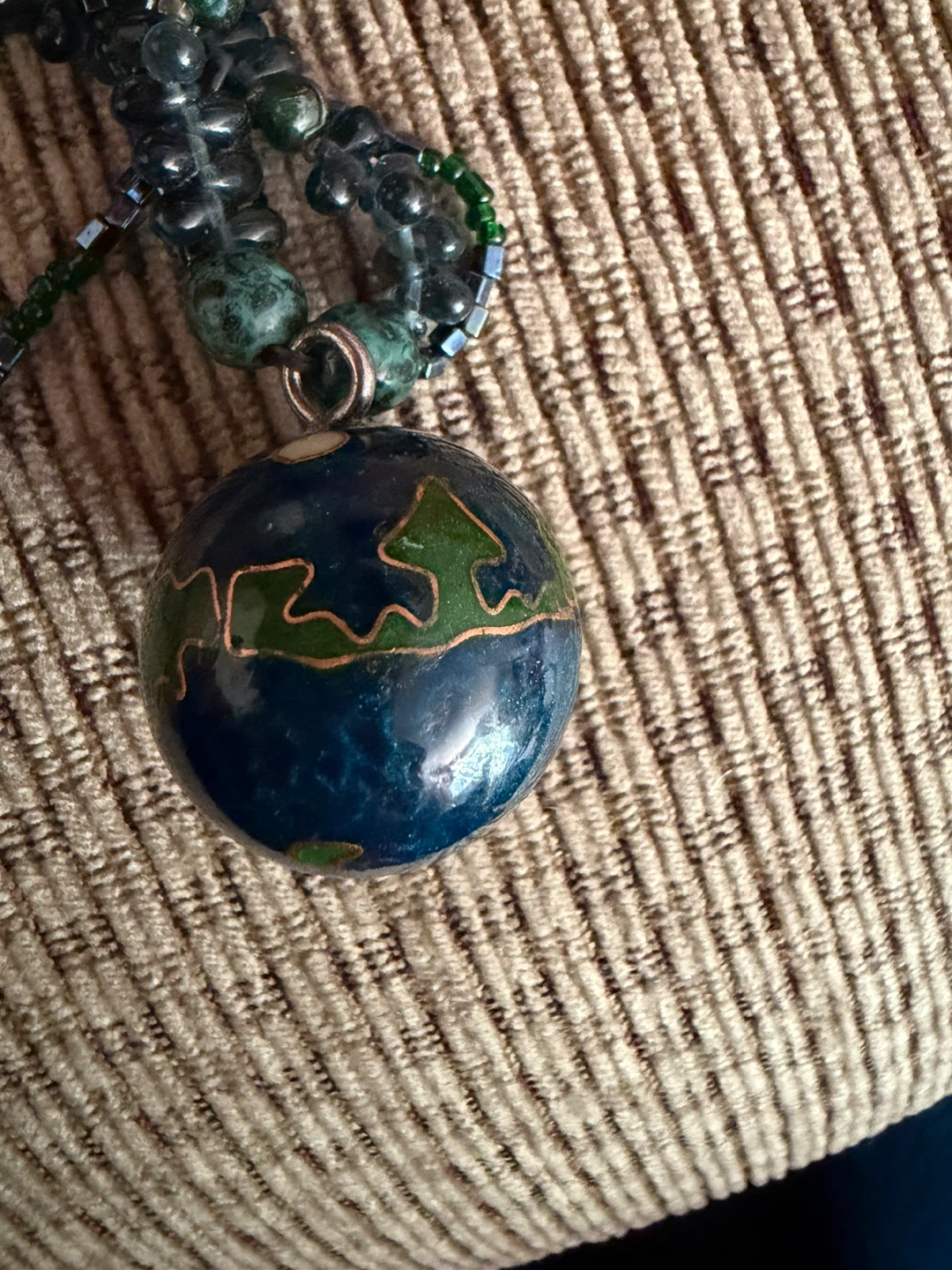 Beaded necklace with cloisonné pendant - photo 4