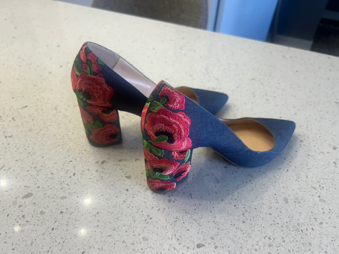 Jessica Simpson embroidered heels size 8/38.5