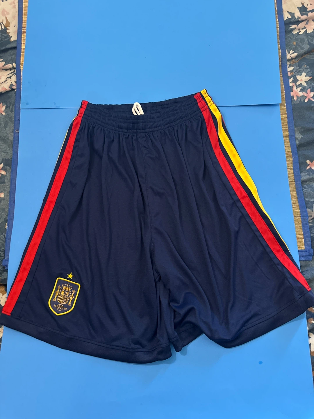 Spain world cup jersey and shorts set - photo 5