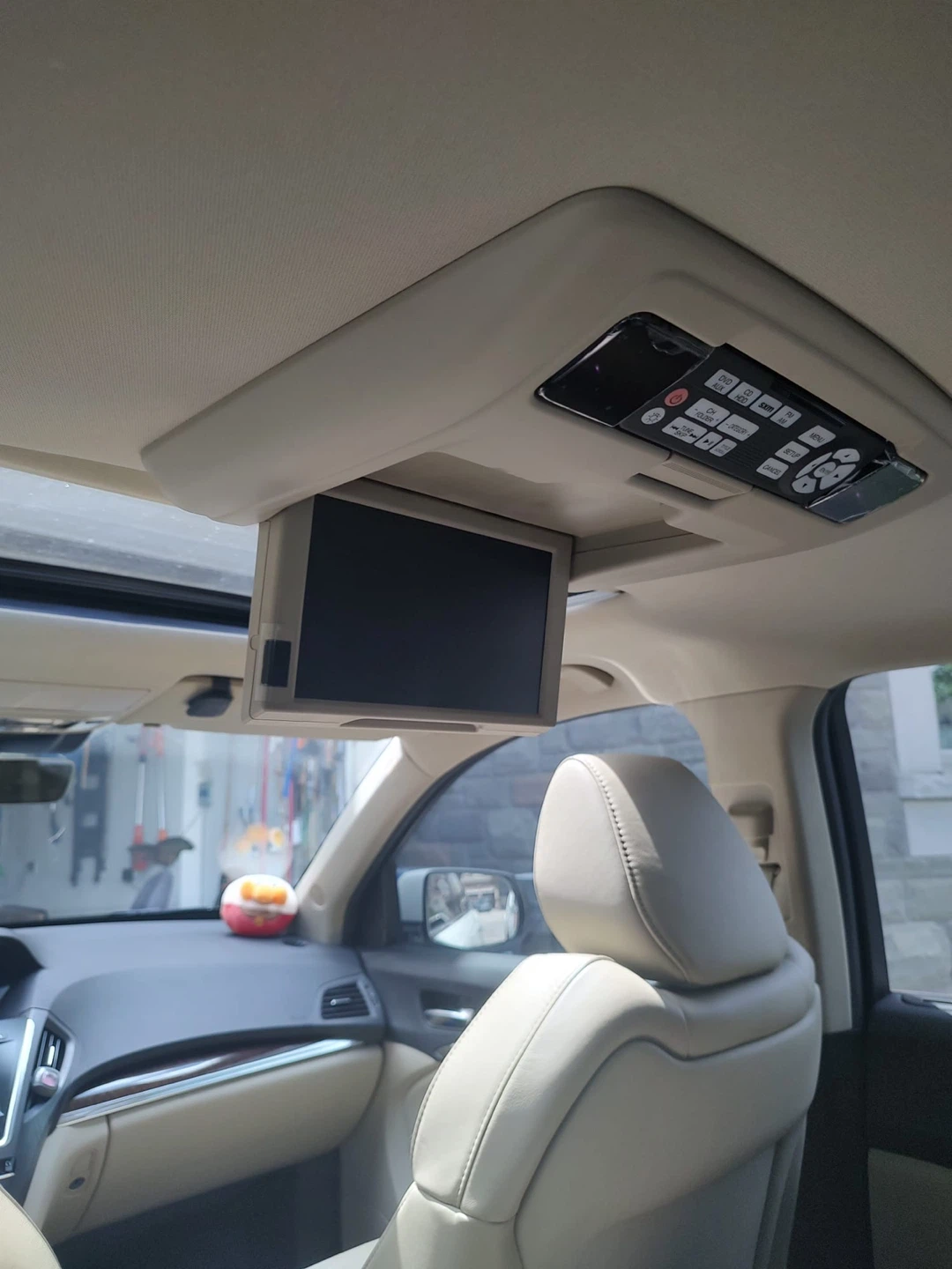 White Acura SUV - photo 5