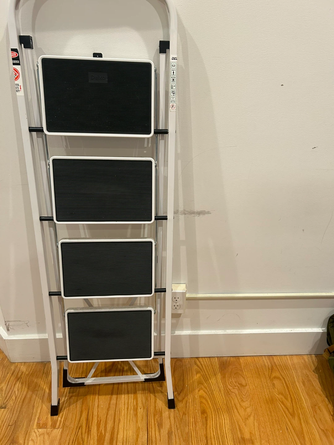 Deluxe 4-Step Ladder