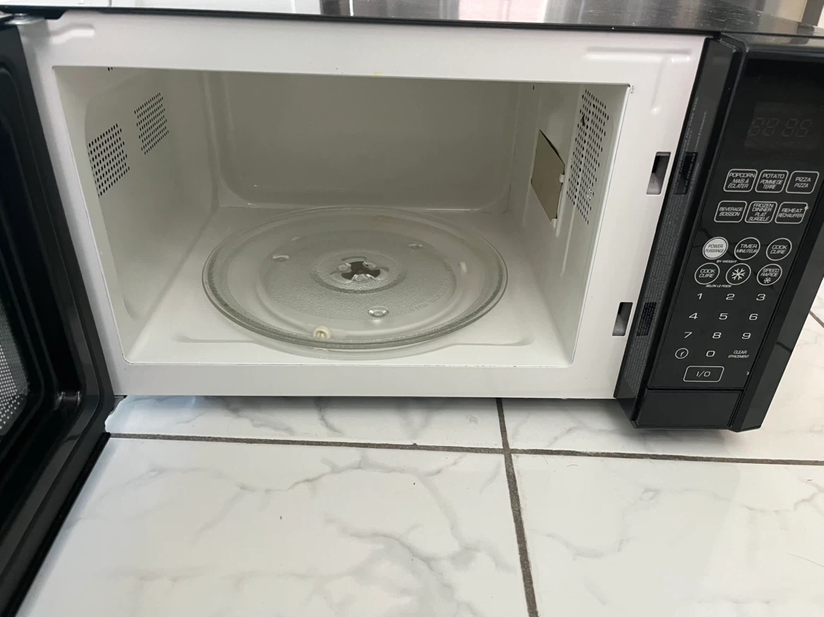 Black+Decker Microwave Oven - photo 2