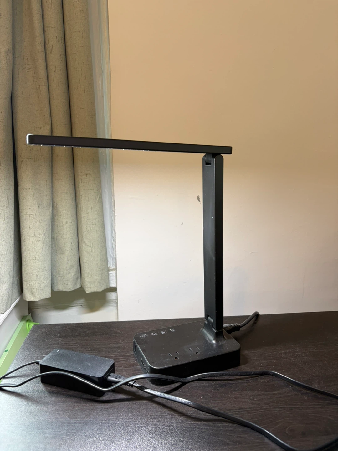 Drevét LED Desk Lamp with USB Charging