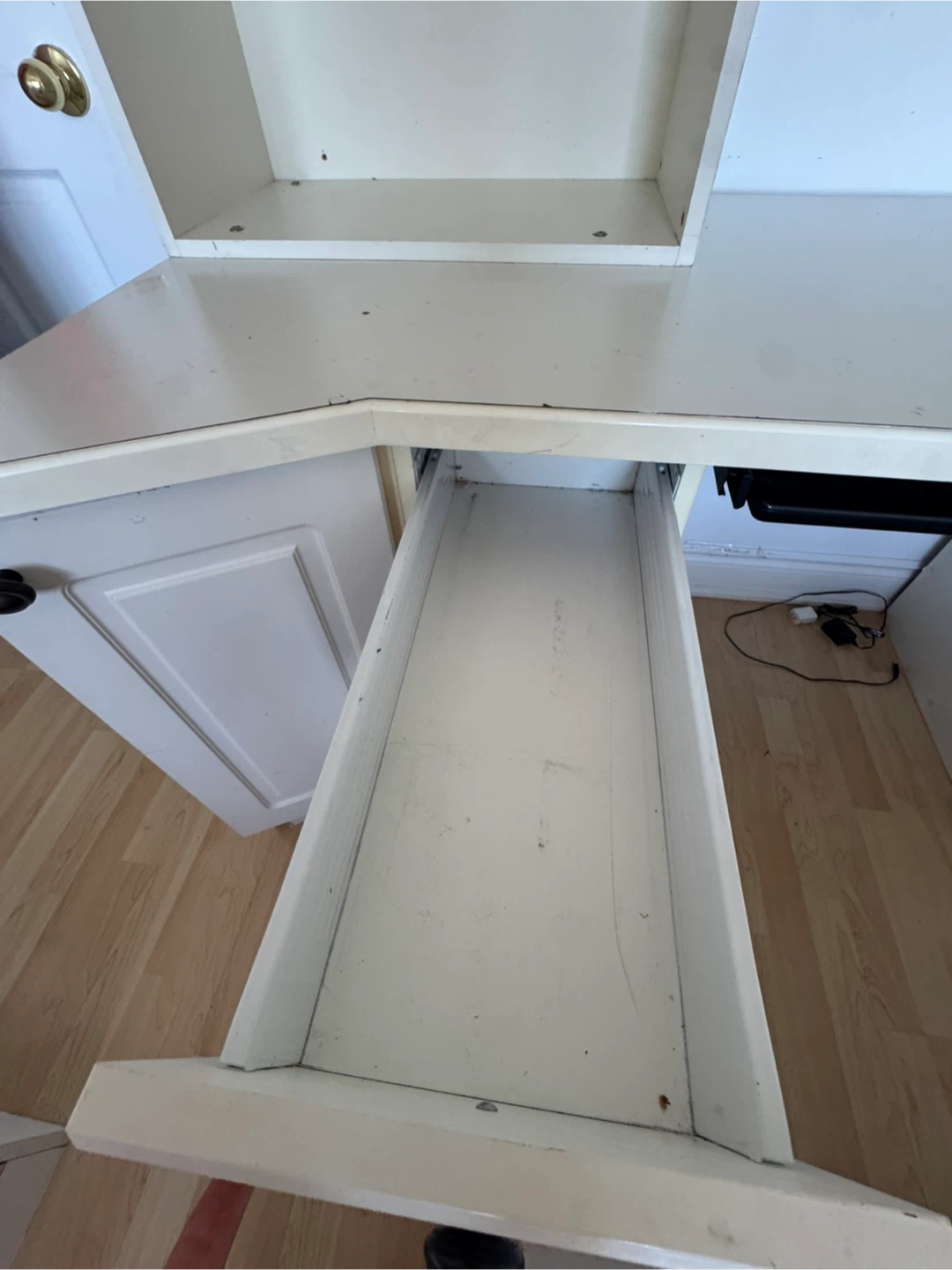 White Corner Desk with Hutch and Shelving - photo 3