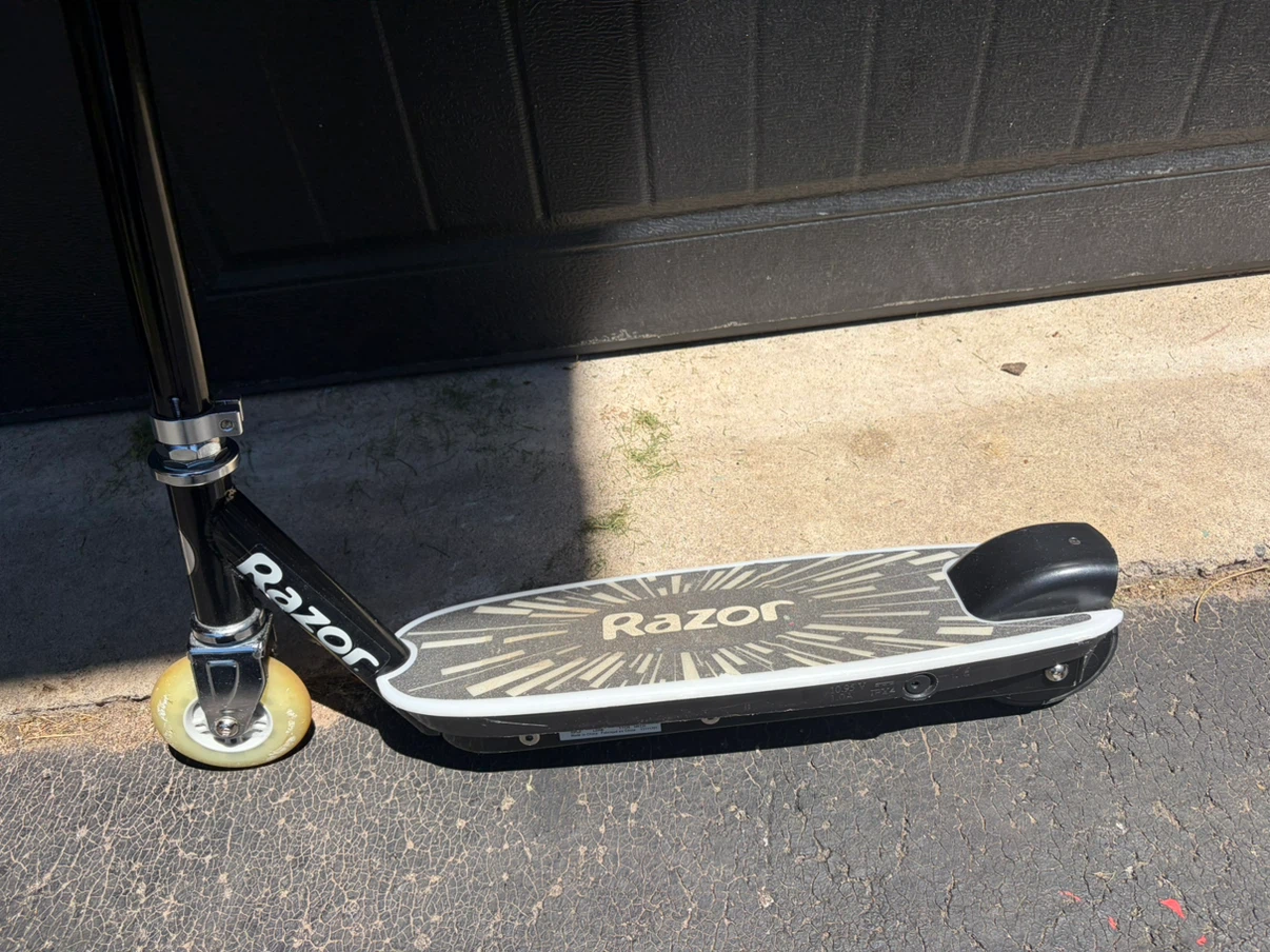 Razor E Tekno Electric Scooter — for parts / battery replacement - photo 2