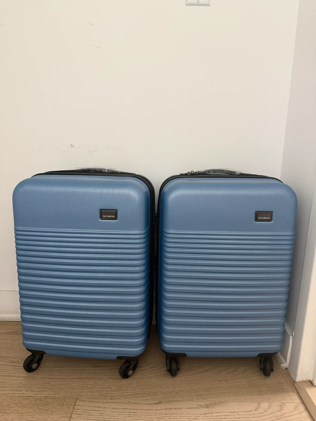 BRAND NEW! Samsonite Blue Hardside Spinner Luggage carry on