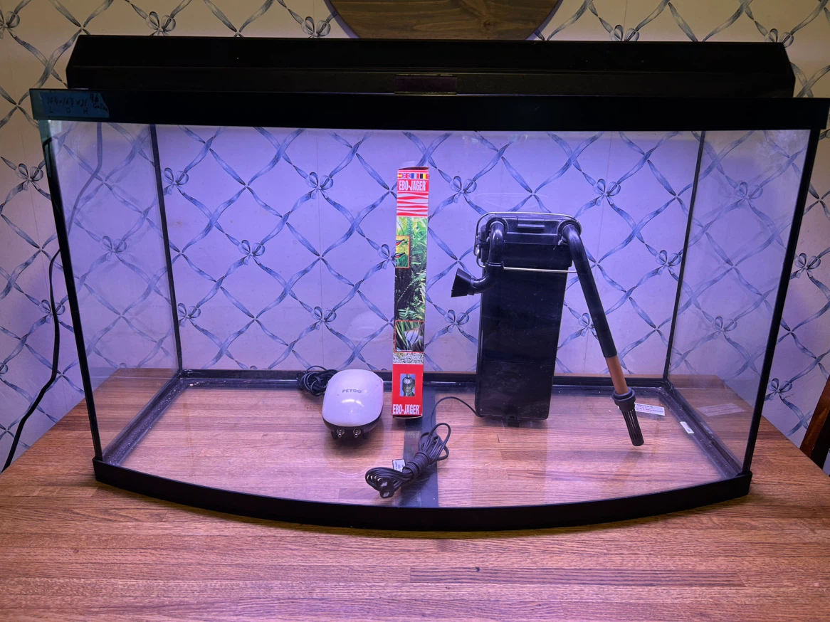 Large 46 gallon Aquarium and accessories,see description. - photo 2