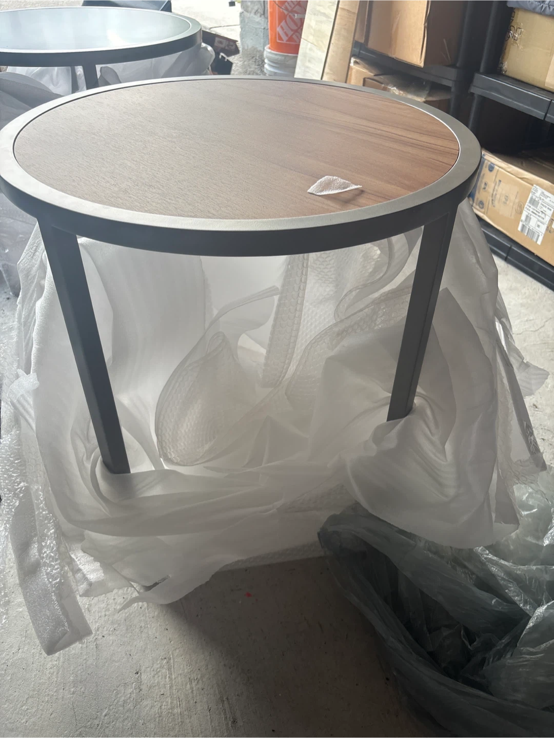 Round side table with wood-look top - photo 2