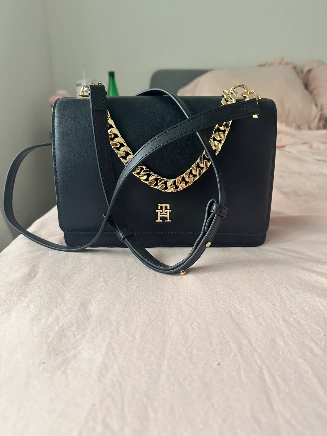 Tommy Hilfiger Women's Black Chain Shoulder Bag